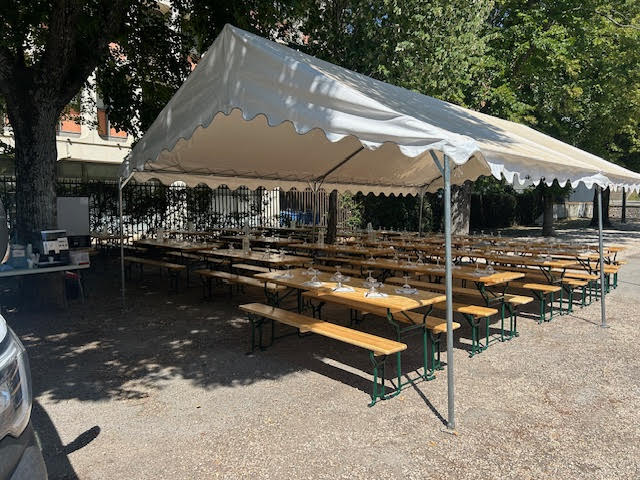 Installation extérieure de la cantine , banc , chaise , barnum , catering cinéma , événementiel , région Provence-Alpes-Côte-d'Azur Installation extérieure de la cantine , banc , chaise , barnum , catering cinéma , événementiel , région Provence-Alpes-Côte-d'Azur