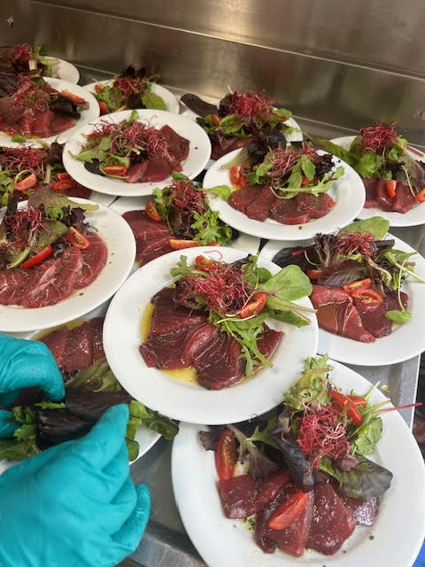 plat servi à l'assiette, produits de saison et de qualité. catering cinéma , événementiel , région Provence-Alpes-Côte-d'Azur plat servi à l'assiette, produits de saison et de qualité.
catering cinéma , événementiel , région Provence-Alpes-Côte-d'Azur