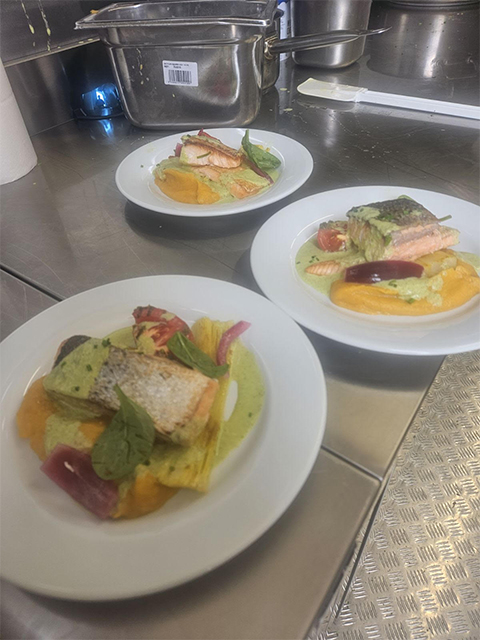 plat servi à l'assiette, produits de saison et de qualité. catering cinéma , événementiel , région Provence-Alpes-Côte-d'Azur plat servi à l'assiette, produits de saison et de qualité.
catering cinéma , événementiel , région Provence-Alpes-Côte-d'Azur